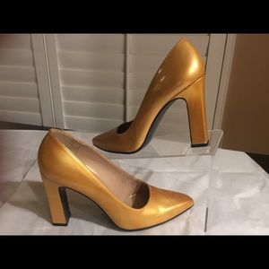 Women’s Size 8B Stuart Weitzman heels.